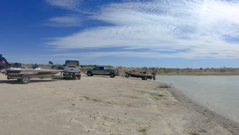 dos barcos de pesca se lanzan desde la orilla hacia el lago falcon cerca de roma texas en el valle del río grande