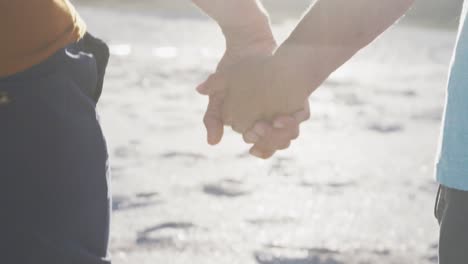 Pareja-Caucásica-Mayor-Disfrutando-Del-Tiempo-En-La-Playa