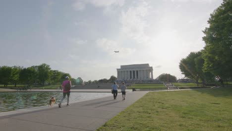 os pedestres caminham pelo espelho d&#39;água com o lincoln memorial ao fundo