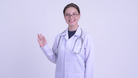 feliz joven hermosa mujer doctor