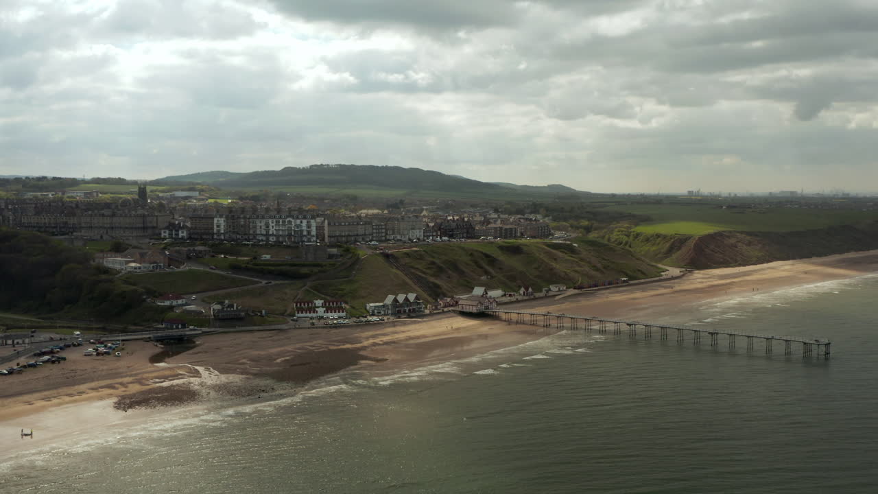 zoom aéreo del carro de la ciudad costera en el norte de yorkshire, inglaterra