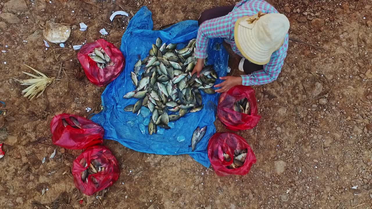캄퐁 클레앙에 있는 수상 마을의 작은 시장 - 공중 촬영