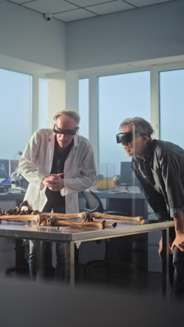 científicos examinando fósiles con tecnología vr