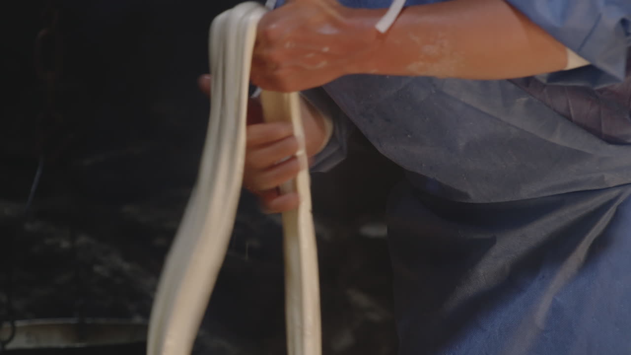 cerca de una mujer haciendo queso tenili georgiano tradicional a mano