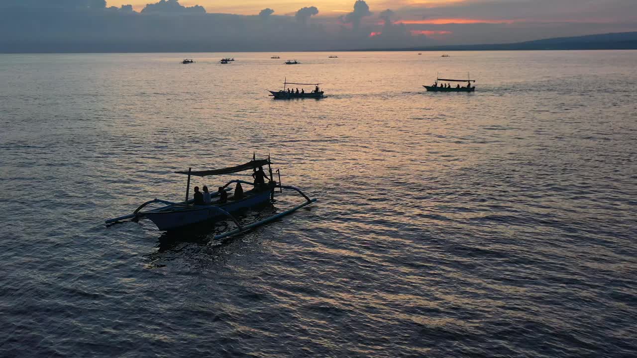lovina 발리 인도네시아에서 일출 투어 동안 jukung 보트에 관광객 실루엣의 공중