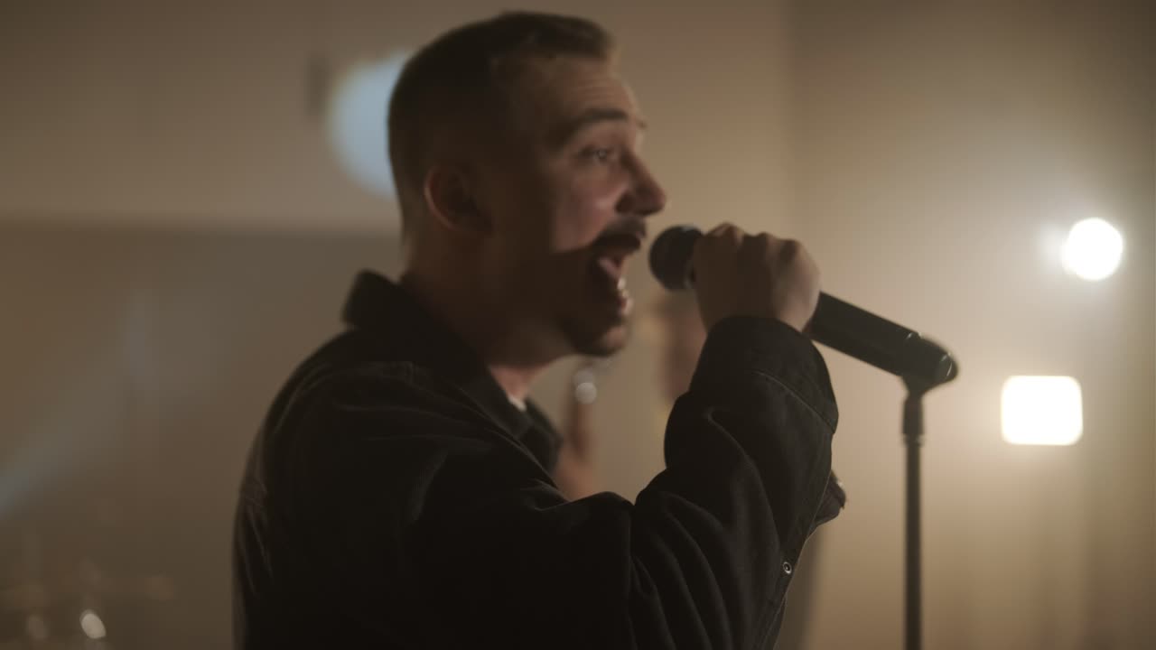 actuación en vivo de la banda con cantante, bajista, pianista, baterista y guitarrista