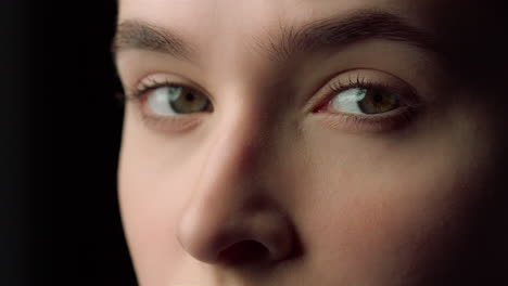 rostro de mujer seria mirando a la izquierda en el estudio. chica atractiva posando cámara