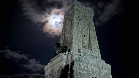 monumento a la libertad en bulgaria en la noche, luna llena, la montaña stara planina