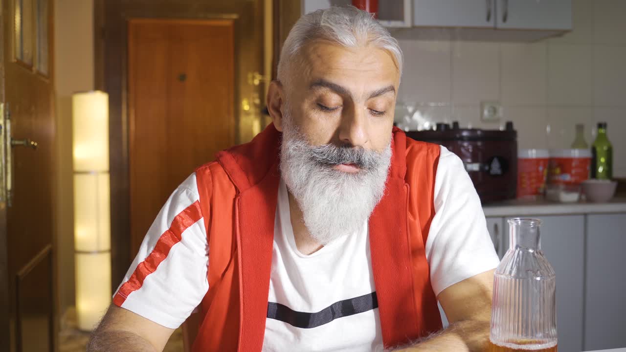 사려 깊은 사람은 술에 취해 술을 마시고 있습니다.