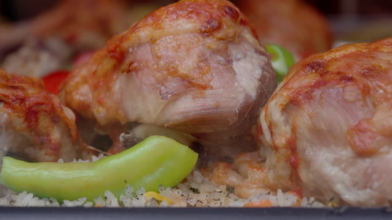 cerrar el pollo asado con arroz y pimientos