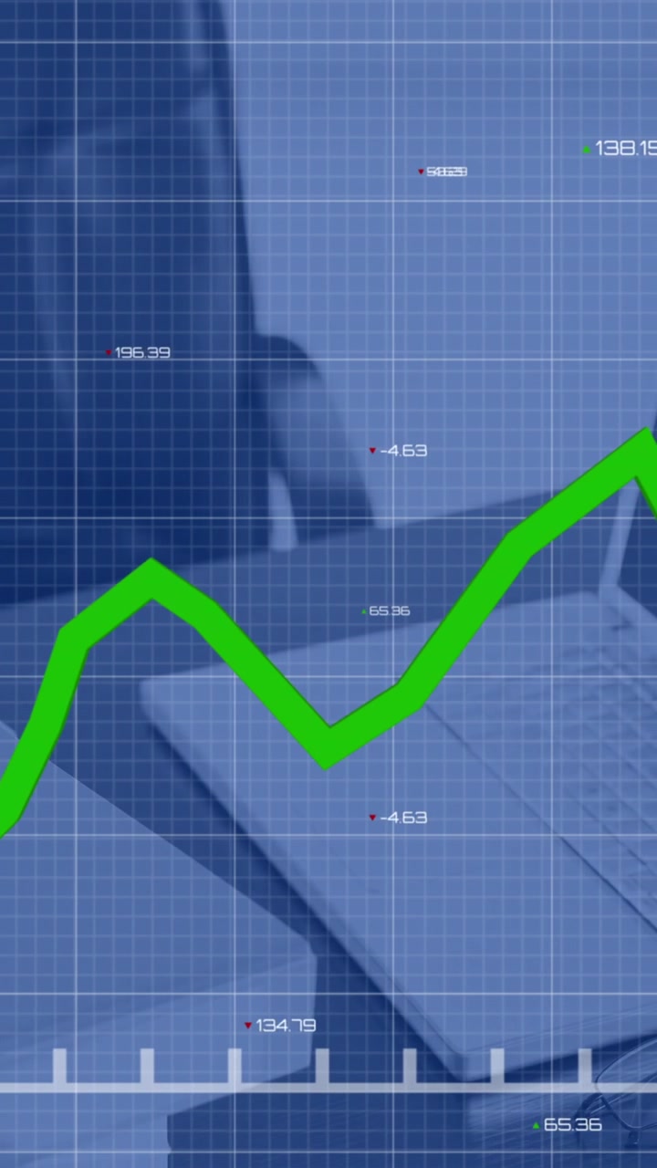 Animazione dell'elaborazione di dati statistici su un laptop su una scrivania d'ufficio.