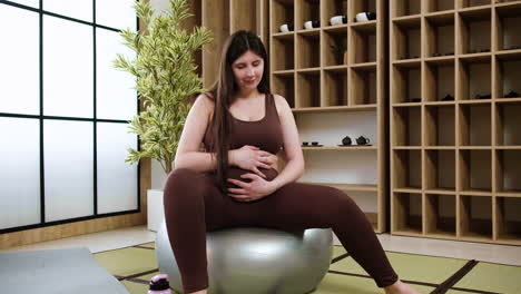 frau macht yoga drinnen