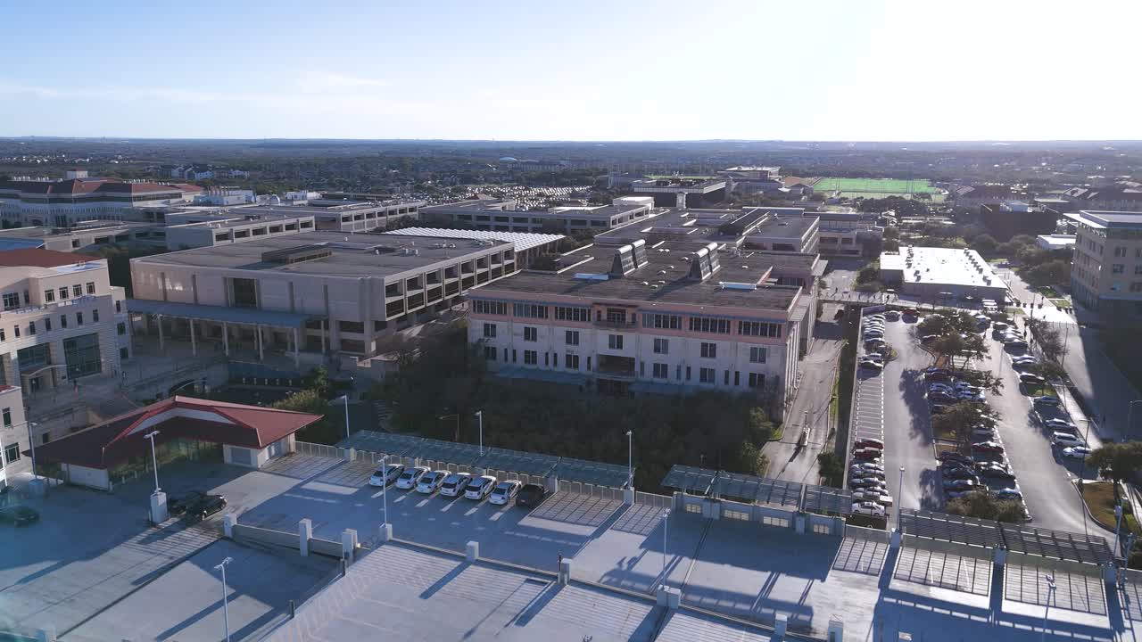 Una toma aérea con dron de la Universidad de Texas en San Antonio, justo al lado de la principal autopista interestatal I-10, cerca de The Rim, en el lado noroeste de la ciudad. El sol está empezando a ponerse.