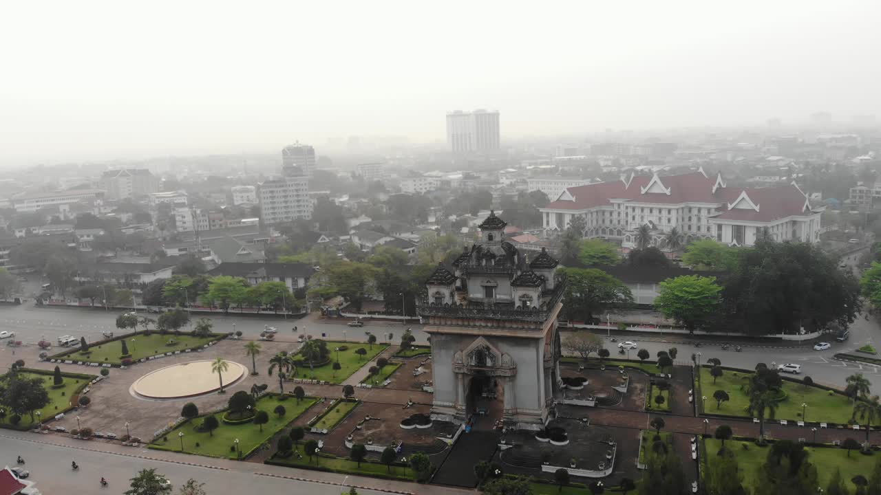 tomada en órbita del monumento a la guerra de patuxay en vientiane durante el amanecer, aérea