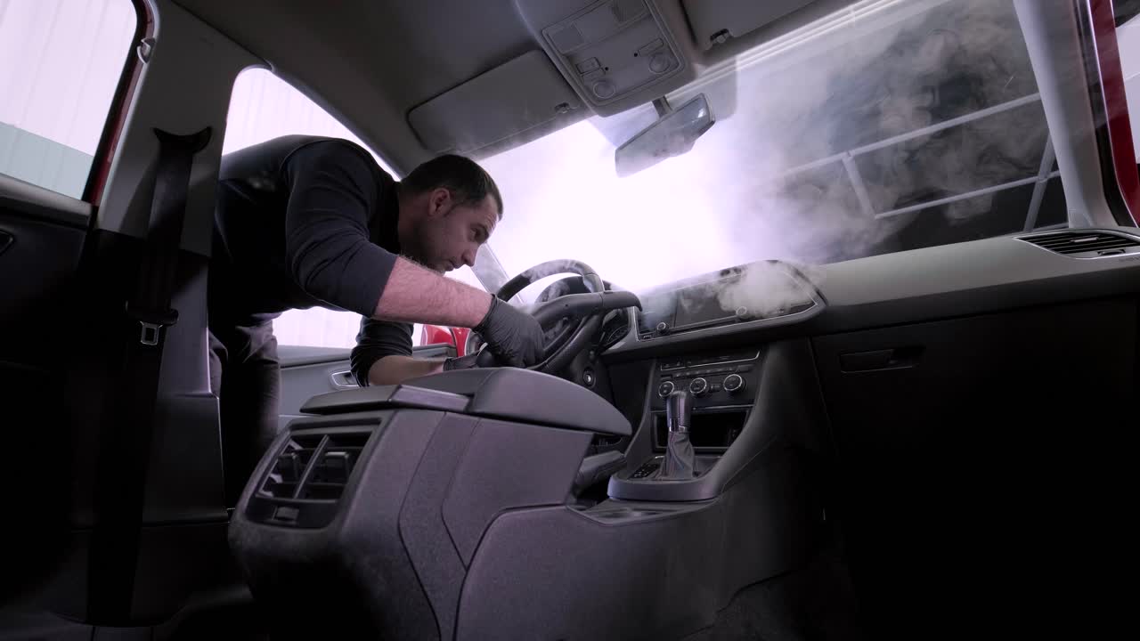 limpieza profesional de automóviles. lavado de sars. limpieza en seco y detallado de la cabina. limpiación profunda de la carrocería, limpieza de asientos. limpia de espuma en el lavado de coches. limpia del panel del automóvil del polvo. una aspiradora