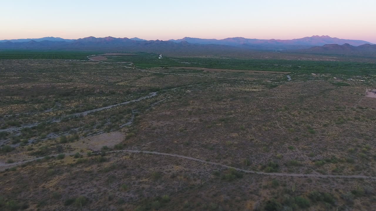 toma de drones del vasto desierto con puesta de sol detrás de grandes montañas ubicadas cerca de flagstaff arizona