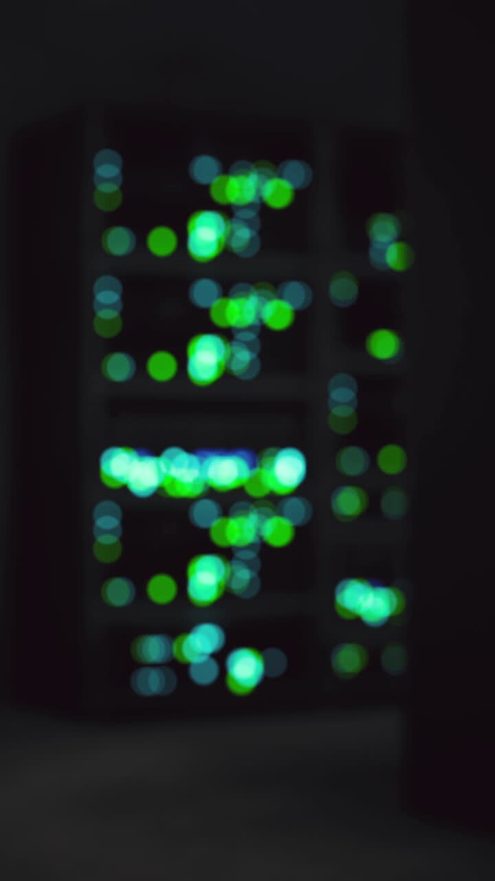 Interno industriale pulito di una sala server con i server