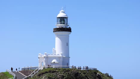 vista panorámica de un faro en un día despejado