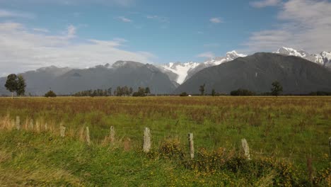 Hermoso-Paisaje-Vista-Natural-Sobre-Pastos-Herbosos,-Alpes-Del-Sur-En-Nueva-Zelanda-Y-Glaciar-Fox