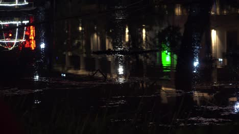 reflejo de luz en un charco por la noche