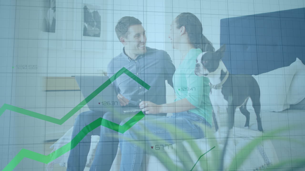animación del procesamiento de datos financieros con líneas verdes y estadísticas sobre la pareja caucásica