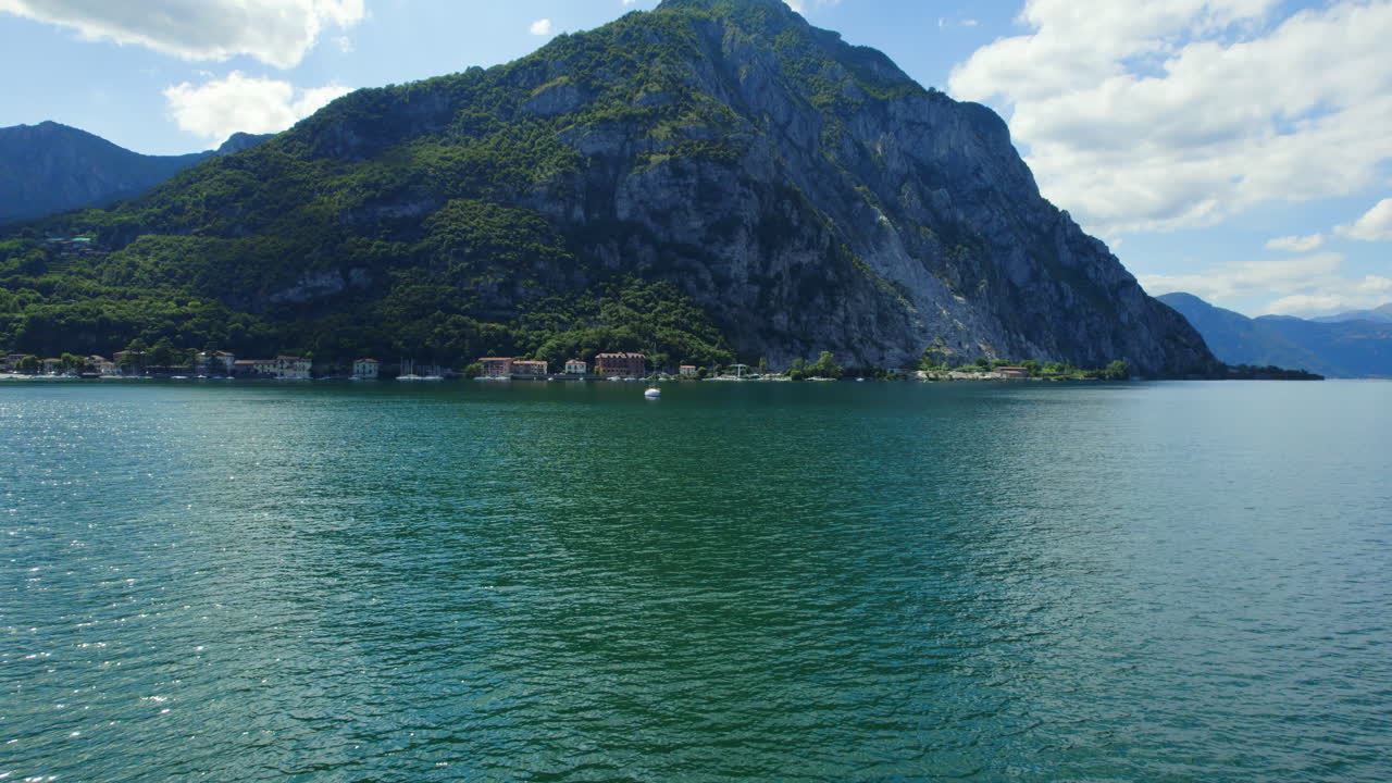barco de vela en el lago de como, italia