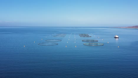 imágenes aéreas de granjas de pesca de salmón en noruega