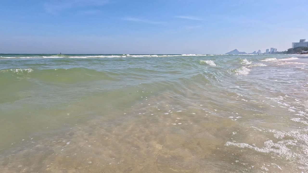 모래 해변 에 부히는 물결 의 순서