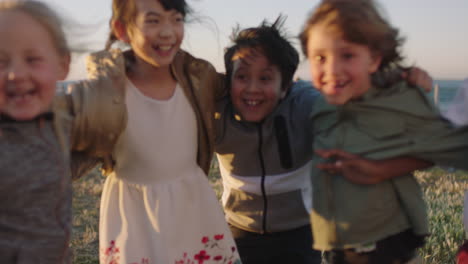 Niños-Felices-Y-Animados-Retrato-De-Un-Grupo-De-Niños-Emocionados-Abrazando-Celebrando-Disfrutando-De-La-Diversión-En-La-Playa-Al-Atardecer