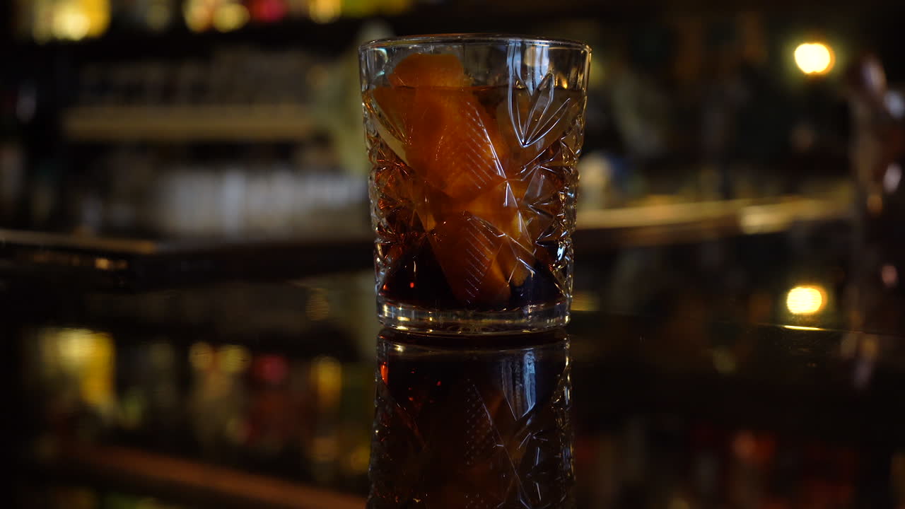 바에서 알콜 칵테일 음료