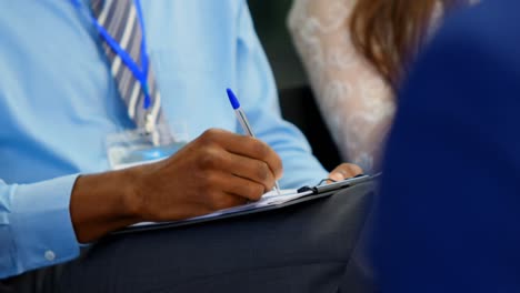 gente de negocios escribiendo en el bloc de notas en el seminario de negocios 4k