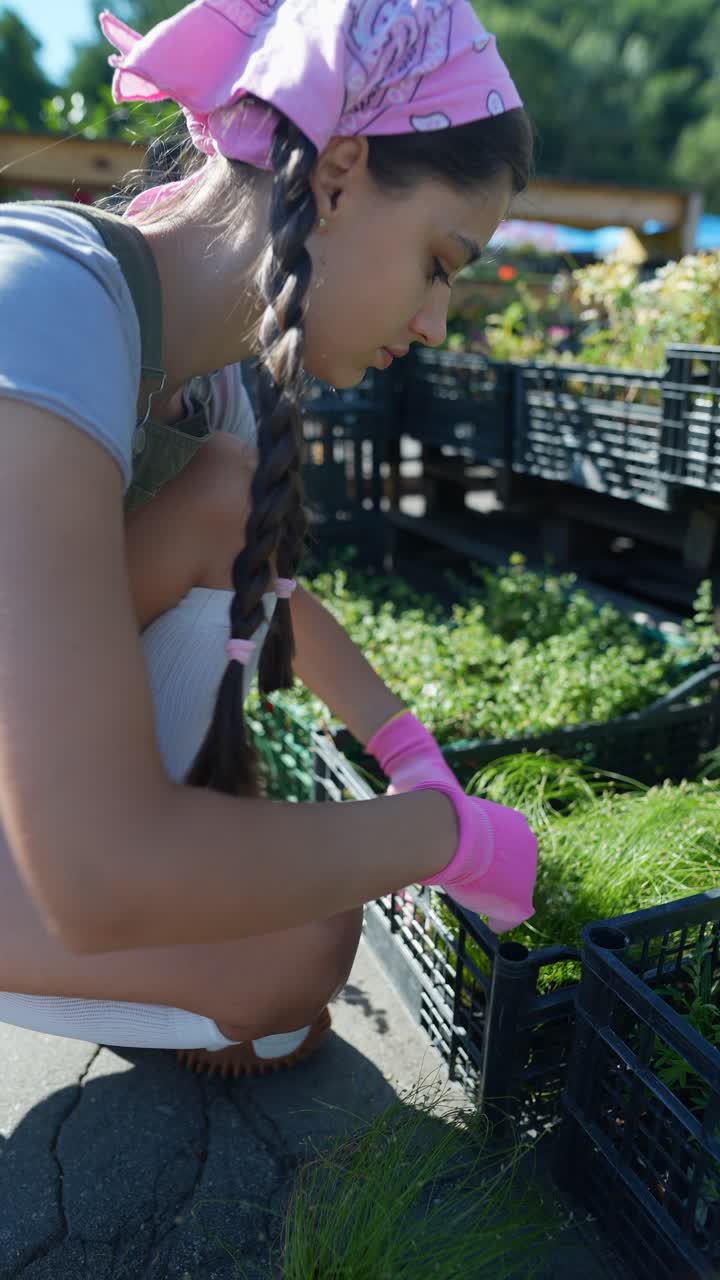 niña plantando flores en un vivero