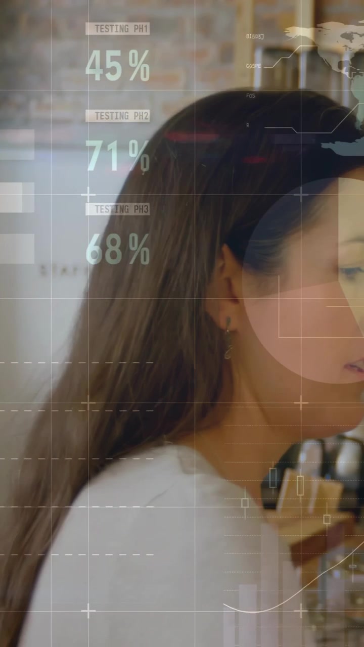 Video verticale: Donna che prende un contenitore di metallo in cucina per una bevanda, attivando quadranti HUD tecnologici.