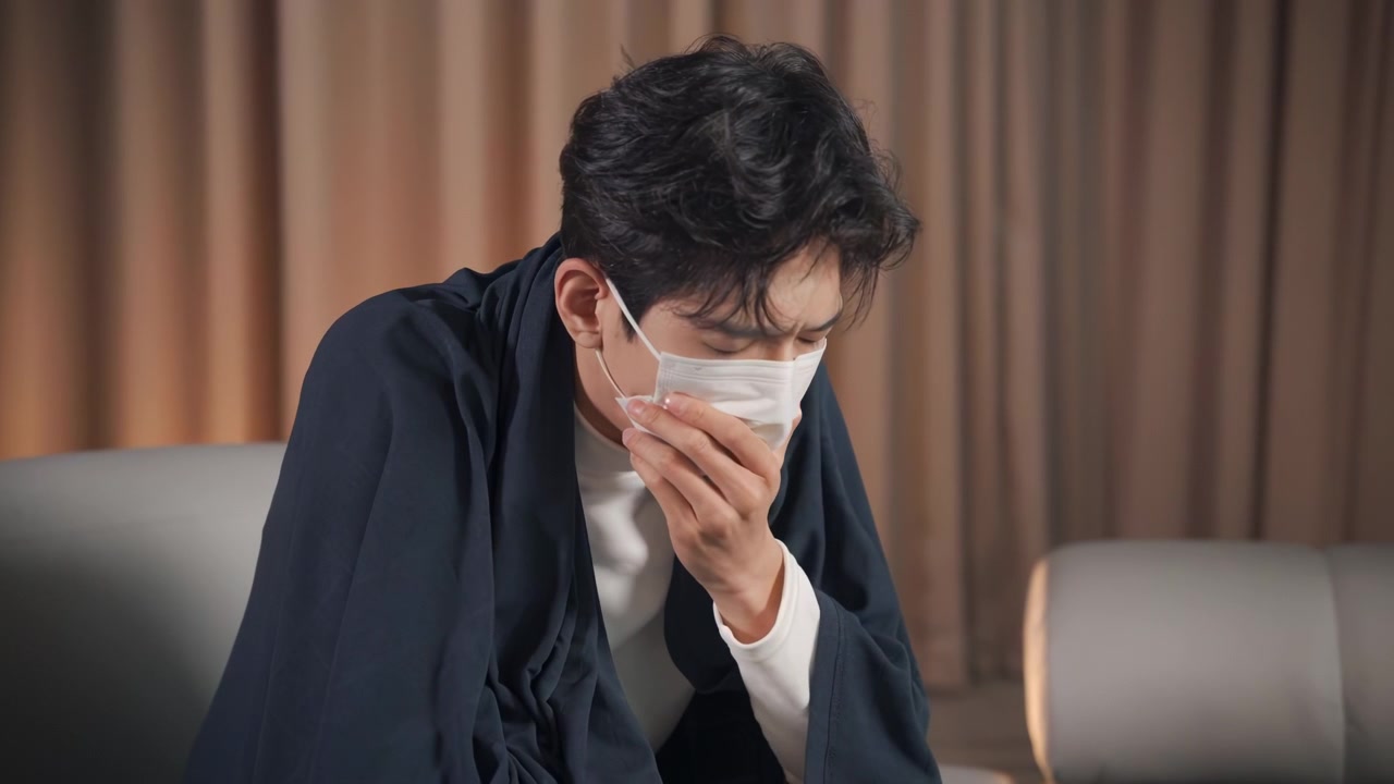 ストレスで疲弊し、病気で咳き込む若い男性。夜遅くソファに座り、体調が悪そうに首に触れる女性。眠れない夜、ウイルス拡散防止や風邪の症状を想起させるコンセプト。