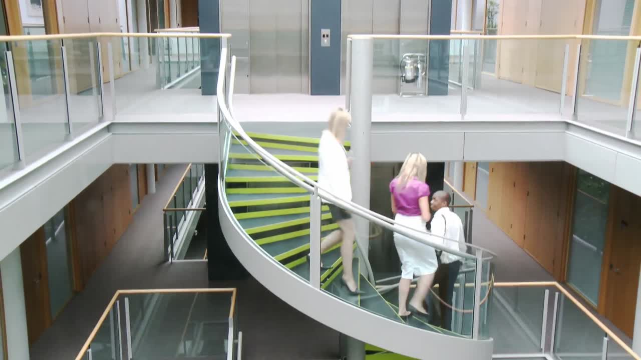 бизнесмены спускаются вниз в офис.