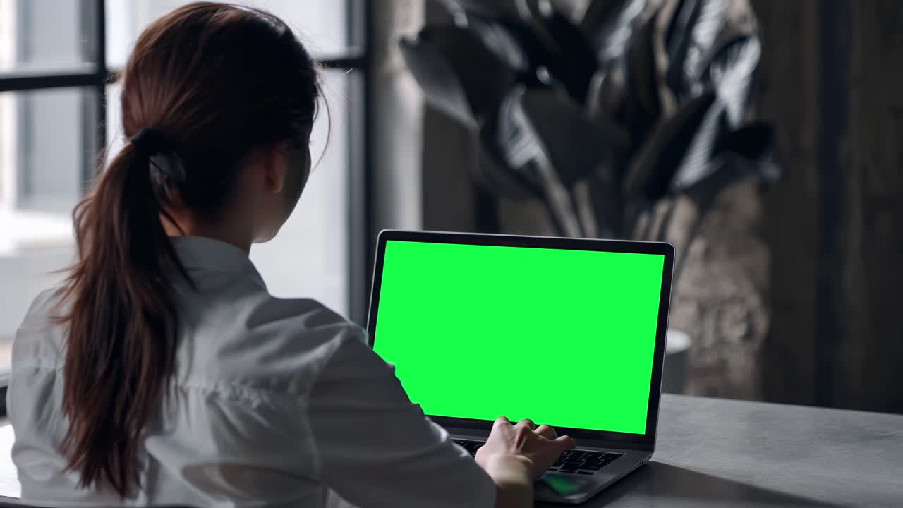 Woman working on laptop screen live mockup animation, transparent 4K video, green screen
