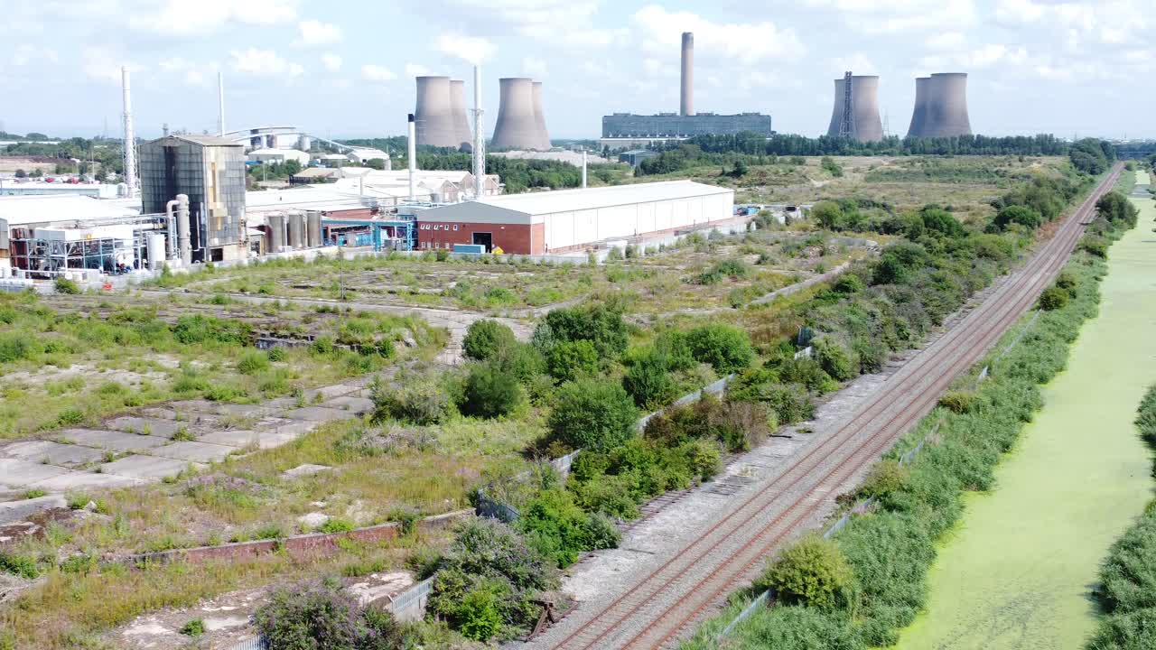 발전소 산업으로 이어지는 녹조류 덮힌 운하 수로 공중 드론 뷰 상승 왼쪽 팬