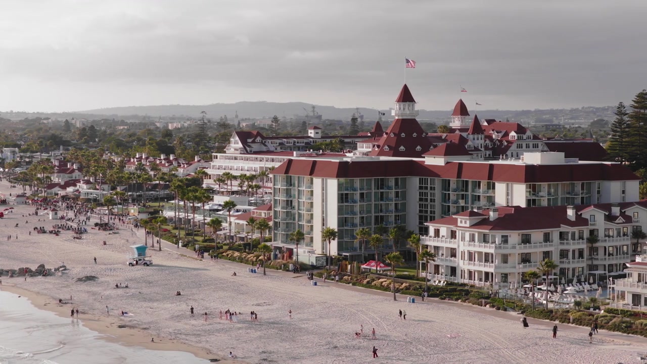 Vista aerea elegante sul lungomare tramite drone dell'isola di Coronado lungo la costa della California meridionale (UHD 4K)