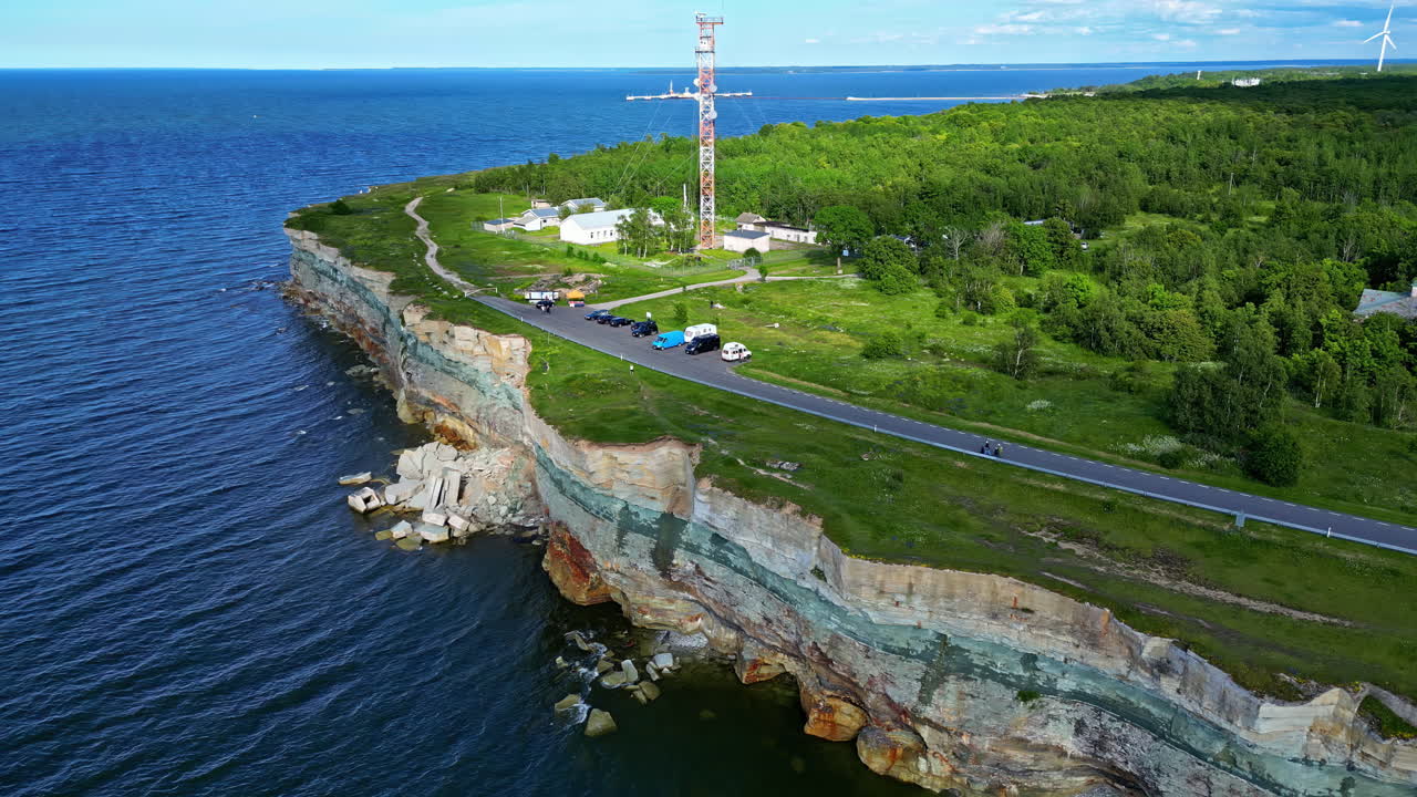vista aérea del acantilado de pakri en harju maakond, estonia, tomada por un avión no tripulado