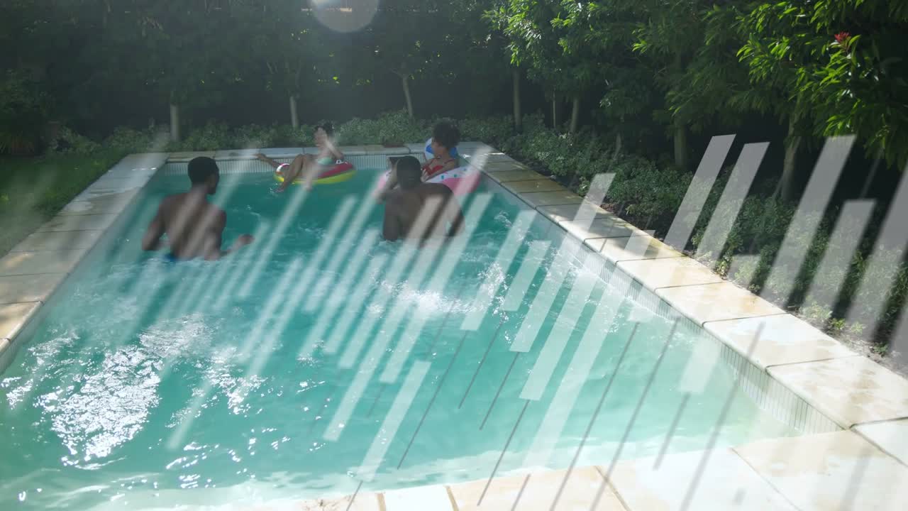 To mænd løber fra poolkanten og hopper i poolen, mens venner flyder rundt. Et fejende overlay.