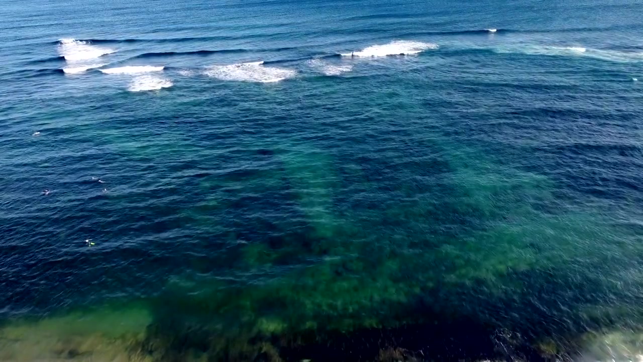 Ripresa con drone. Onde che si infrangono sulla costa dell'Oceano Pacifico. 1080p 24fps
