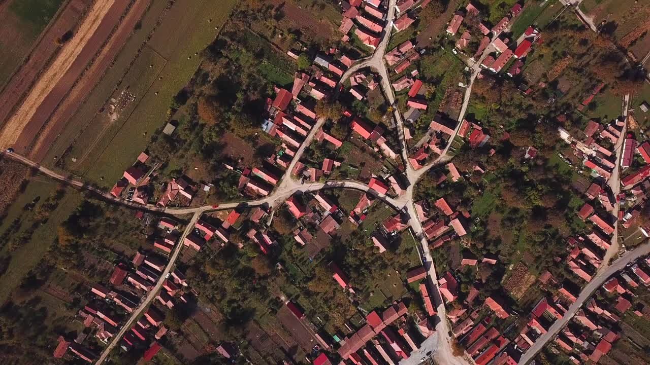 toma aérea, vista superior, de rimetea, rumania, en un soleado día de otoño