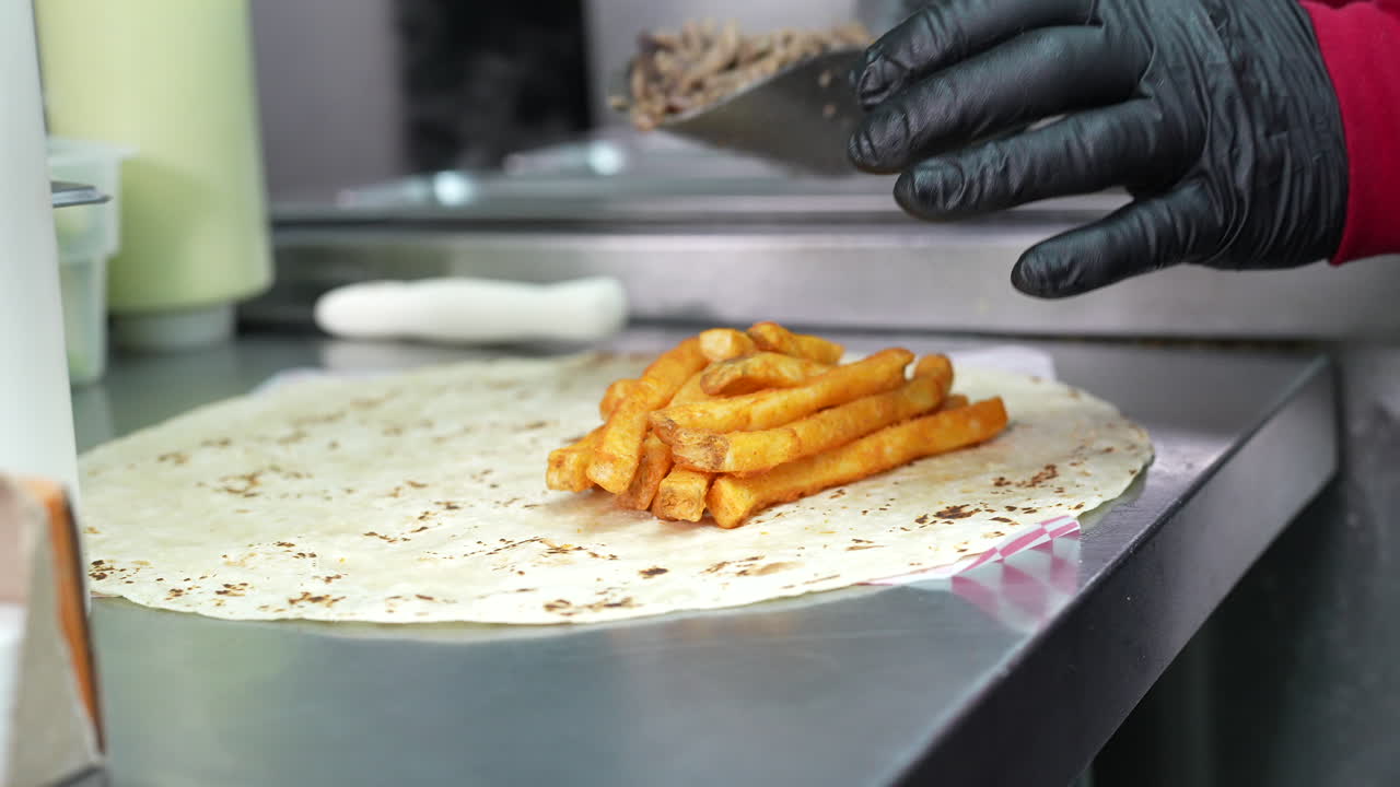 hacer un burrito californiano con papas fritas y bistec picado marinado - serie de camiones de comida