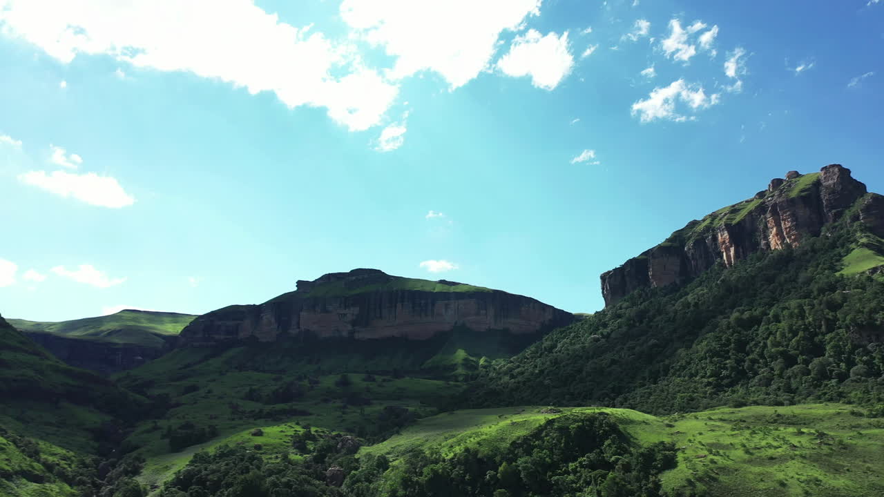 이 산들은 우리를 부르고 있습니다.