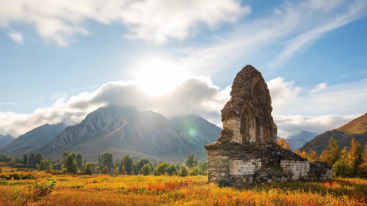 Time-lapse di nuvole che si muovono sopra antiche rovine di pietra e montagne
