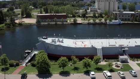 Barco-De-Aterrizaje-De-Tanques-Uss-Lst-93-En-Muskegon,-Michigan-Con-Video-De-Drones-Moviéndose-Hacia-Los-Lados