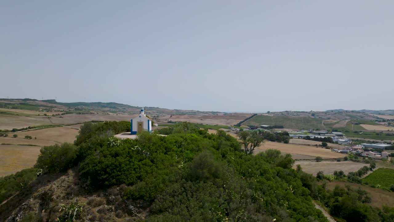 imagen aérea tomada desde la distancia de la antigua capilla de nossa senhora do monte en arruda dos vinhos en portugal