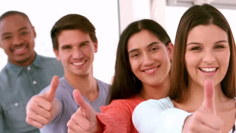 equipo de negocios casual sonriendo a la cámara