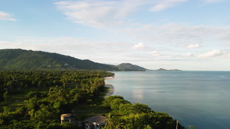 Hermosa-Vista-De-Drones-Volando-Sobre-La-Playa-De-Lamai,-Koh-Samui,-Tailandia