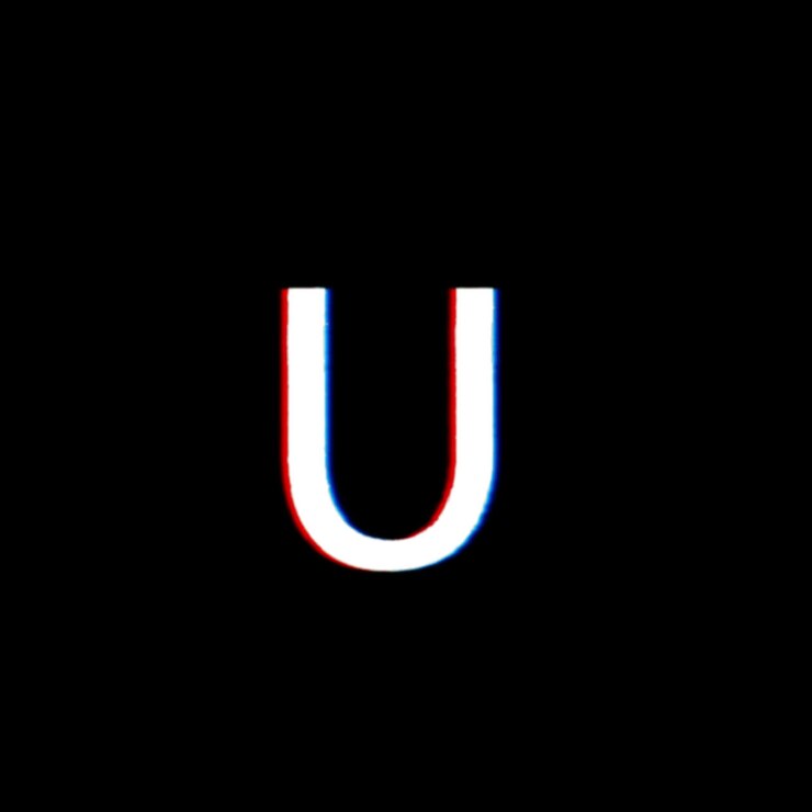 Lettera U con effetto glitch su sfondo nero